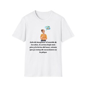 Puede incluir: Una camiseta blanca de manga corta con un gráfico de una persona pensando en una isla tropical. Debajo del gráfico se encuentra el texto: Solo de imaginar el sonido de las olas, la arena bajo mis pies y la brisa del mar, siento que ya estoy de vacaciones en la playa.