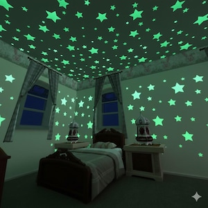 Puede incluir: Un dormitorio decorado con pegatinas de estrellas verdes brillantes en el techo y las paredes. La habitación tiene una cama, mesitas de noche y cortinas. Las estrellas crean un tema celestial y nocturno.