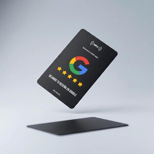 Può includere: Una carta NFC rettangolare nera con un'icona NFC bianca, il testo "Acerca tu móvil aquí", un logo Google colorato, cinque stelle gialle e il testo bianco "DEJANOS TU RESEÑA EN GOOGLE" con "NFCARD.ES" in basso, fluttuante sopra una seconda carta.