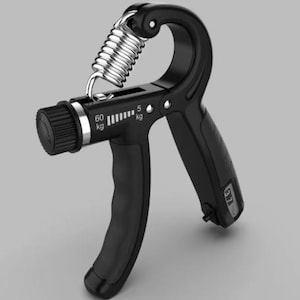 Pode incluir: Fortalecedor de aderência manual preto com uma mola prateada e configurações de resistência ajustáveis. A aderência apresenta um visor digital e um mostrador para ajustar a resistência de 5 kg a 60 kg.