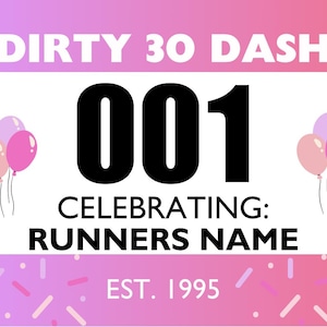 Könnte beinhalten: Rechteckiges Schild mit rosa-violettem Farbverlauf. Der Text "DIRTY 30 DASH" steht oben. Große schwarze Zahlen "001" in der Mitte, darunter "CELEBRATING: RUNNERS NAME". Ballons und "EST. 1995" sind ebenfalls enthalten.