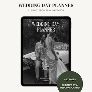 Puede incluir: Un planificador digital de bodas en una tableta. La pantalla muestra una foto en blanco y negro de una pareja cerca de un coche clásico. El texto en la tableta dice "WEDDING DAY PLANNER". El texto adicional incluye "+80 PAGES" y "DESIGNED BY A WEDDING PLANNER".