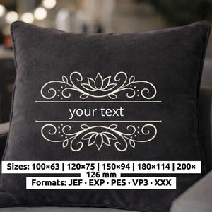 Könnte beinhalten: Ein dunkelgraues Zierkissen mit weißem floralem Design und dem Text "your text". Das Kissen ist in verschiedenen Größen erhältlich: 100x63, 120x75, 150x94, 180x114 und 200x126 mm. Formate: JEF, EXP, PES, VP3 und XXX.