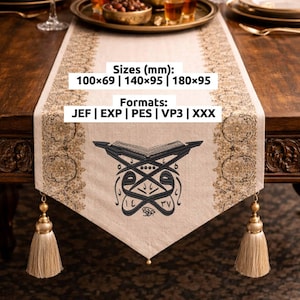 Puede incluir: Camino de mesa beige con borde floral dorado y borlas. El centro presenta un diseño negro bordado con caligrafía árabe y un libro abierto. Tamaños: 100x69, 140x95, y 180x95 mm. Formatos: JEF, EXP, PES, VP3, XXX.