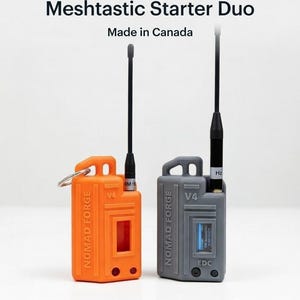 Peut inclure: Deux appareils portables avec antennes. L'un est orange, l'autre gris. Les deux portent l'inscription "NOMAD FORGE" et "V4". L'appareil orange a un porte-clés. Le texte "Heltec V4 MeshCore Meshtastic Starter Duo" est en haut.