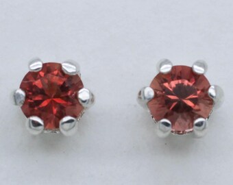 Aretes de piedra solar roja de Oregón en plata de ley de 4,5 mm y 0,6 cts (n.° br4.5mmr4)