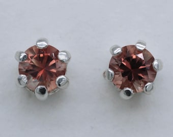 Aretes de piedra solar roja de Oregón en plata de ley de 4,5 mm y 0,55 cts (n.° br4.5mmr5)