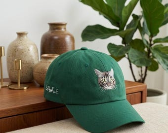 Personlig mössa med broderat kattporträtt från foto – present till kattälskare – broderad mössa till kattmamma