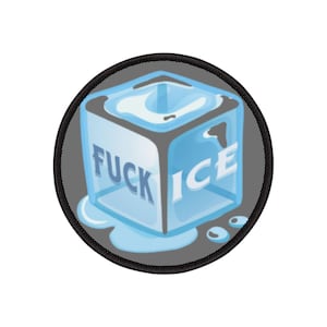 Może przedstawiać: Okrągła naszywka z czarną obwódką i szarym tłem. Naszywka przedstawia niebieską kostkę lodu z napisem "FUCK ICE" białymi literami. Krople wody znajdują się na dole.