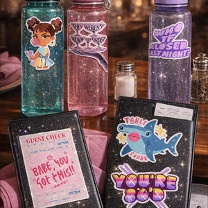 Może przedstawiać: Błyszczące butelki na wodę z różnymi wzorami naklejek, w tym dziewczynką z kreskówek, tekstem "They Weren't Ready to Order" i "Who TF Closed Last Night?". Ponadto dwa czarne, błyszczące portfele kelnerskie z naklejkami i paragonami.