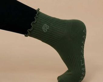 Mistletoe Pilates Barre Yoga Grip Socks Ruffle Top in Forest Green