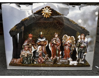 Christmas Nativity Scene Set with Light Up Stable -11 ceramic Figurines-VINTAGE