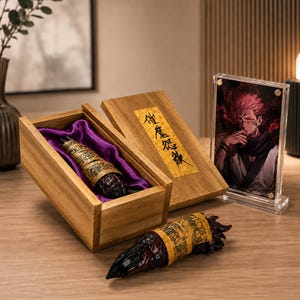 Peut inclure: Une boîte en bois contenant un objet en forme de rouleau, doublée de tissu violet. Le rouleau est enveloppé d'une étiquette jaune. Un autre rouleau se trouve à l'extérieur de la boîte. Une image encadrée d'un personnage aux cheveux roux est également présente.