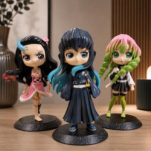 Könnte beinhalten: Drei Anime-Figuren auf schwarzen dekorativen Sockeln. Die Figuren weisen detaillierte Designs mit leuchtenden Farben auf. Eine hat schwarzes Haar und ein rosa Kleid, eine andere hat dunkles Haar und ein blaues Outfit, und die dritte hat grüne und rosa Haare mit einem schwarz-weißen Outfit.