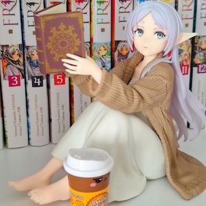 Peut inclure: Ensemble de trois mugs en céramique avec une finition mate et mouchetée. Les tasses sont de couleur crème, gris clair et gris foncé. Design simple et minimaliste, parfait pour le café ou le thé.