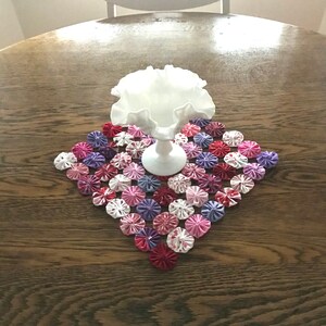 Valentine&#39;s Day Quilted Yo Yo Placemat: Handmade Cotton Table Square