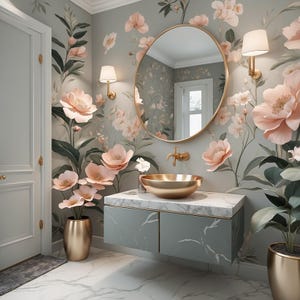 Op de afbeelding: Een badkamer met bloemenbehang, een goudomrande spiegel en een marmeren aanrechtblad met een gouden wastafel. De kamer heeft een gouden kraan, wandkandelaars en een gouden vaas met bloemen. Het kleurenschema omvat zachte roze, groene en gouden tinten.