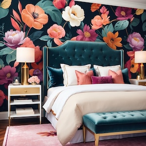 Puede incluir: Un dormitorio con cabecero y banco tapizados en color turquesa, complementado con un papel pintado floral en tonos rosa, naranja y blanco. La cama está adornada con almohadas de varios colores y lámparas doradas sobre mesitas de noche blancas.