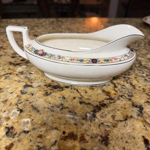 Salsera de porcelana Homer Laughlin USA, circa 1942, con rosas rosas en medallón azul.