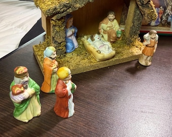 Vintage Flambro Porzellan Krippenfiguren Holzstall 8 Teilige Miniatur Heilige Familie 5 cm