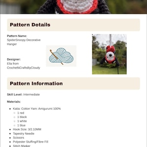 Könnte beinhalten: Ein gehäkelter SpiderSnoopy Auto-Anhänger mit einem Design aus weißem, schwarzem, rotem und blauem Garn. Der Text SPIDERSNOOPY Crochet Decorative Car Hanger ist sichtbar. Die fertige Größe beträgt 7cm x 5cm mit einer 33cm langen Schnur.