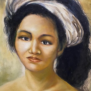 Op de afbeelding: Olieverfschilderij portret van een vrouw met donker haar en een witte en beige hoofdband. De vrouw heeft donkere ogen en een neutrale uitdrukking. De achtergrond is een gedempt geelgroen.