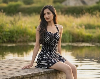 Vestido de banho feminino com estampa de bolinhas e franzido - Decote halter, saia em camadas, bojo sem aro
