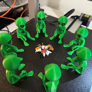 3D Printed Green Alien Figure – Sci-Fi Desk Decor