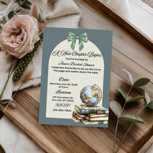Puede incluir: Invitación a una despedida de soltera con fondo verde azulado y lazo verde decorativo. La invitación incluye el texto "A New Chapter Begins" y los detalles de la despedida de soltera de Jane, incluyendo la fecha, hora, lugar e información de RSVP. Se ilustran un globo terráqueo y libros.