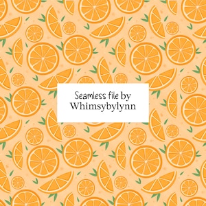 Op de afbeelding: Een naadloos patroon met sinaasappelschijfjes en -segmenten met groene bladeren op een lichtoranje achtergrond. De tekst "Seamless file by Whimsybylynn" wordt weergegeven in een witte rechthoek.