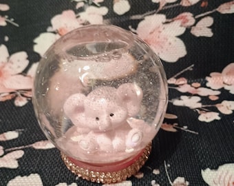 Rosa Elefant-Schneekugel