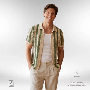 Puede incluir: Una camisa de manga corta con rayas verticales verdes y beige, con cuello y botones. La camisa se lleva sobre una camiseta interior blanca, con pantalones beige. La imagen incluye el texto "By Dadin", "PDF Pattern" y "Easy Instructions".