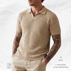 Op de afbeelding: Beige polo met korte mouwen en een textuur gebreid ontwerp. De polo heeft een klassieke kraag en een V-hals. De afbeelding toont ook een beige broek en de tekst "By Dadin", "PDF Pattern" en "Easy Instructions".
