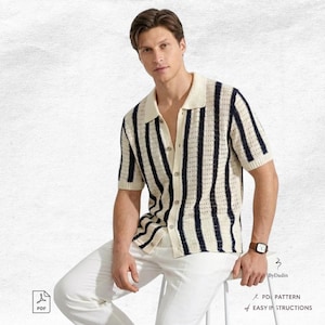 Op de afbeelding: Een overhemd met korte mouwen en knopen, met verticale marineblauwe strepen op een crèmekleurige basis. Het overhemd heeft een kraag en wordt gedragen met een witte broek. De afbeelding bevat ook een PDF-patroon en eenvoudige instructies.