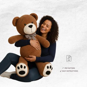 Op de afbeelding: Een grote, handgemaakte bruine teddybeer met een crèmekleurige snuit en een geruite vlinderdas. De beer heeft zwarte poten en wordt vastgehouden. De afbeelding bevat ook de tekst "PDF PATTERN" en "EASY INSTRUCTIONS".
