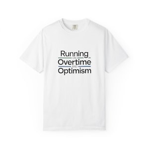 Camiseta "Corriendo en horas extras y optimismo" / Camiseta motivacional tipográfica / Algodón estadounidense hilado en anillos / Tejido de alta densidad