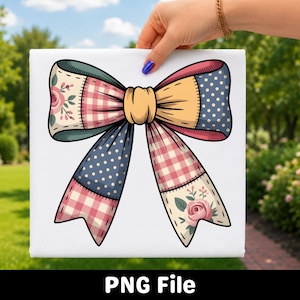 Könnte beinhalten: Eine dekorative Schleifenillustration mit einem Patchwork-Design aus abwechselnden Abschnitten mit rosa Vichy-Karo, blauen Punkten und cremefarbenem Stoff mit rosa Rosenmustern, alles schwarz umrandet auf weißem Quadrat.