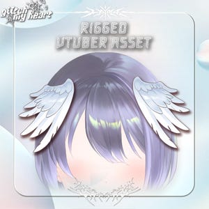 Peut inclure: Une illustration numérique d'une coiffure au carré violette avec deux ailes blanches à plumes fixées sur les côtés. Le texte "GLITCH MY HEART" et "RIGGED VTUBER ASSET" figure au-dessus des cheveux. Le design est présenté dans un cadre carré arrondi.