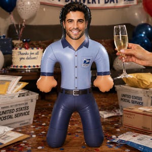 Könnte beinhalten: Eine aufblasbare Figur mit dem Gesicht einer lächelnden Person auf einem hellblauen Hemd mit dem Logo des United States Postal Service, einer dunkelblauen Hose und einem schwarzen Gürtel, umgeben von Postbehältern, einem Kuchen und Luftballons.
