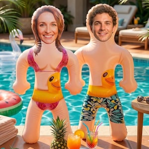 Könnte beinhalten: Rustikales Holzschild mit dem Text "Welcome to our home" in weißen Buchstaben. Das Schild hat eine Used-Optik und ein schlichtes, einladendes Design, perfekt für eine Veranda oder einen Eingangsbereich.