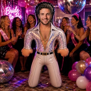 Peut inclure: Un accessoire de fête gonflable représentant un homme souriant avec une barbe, portant une chemise à sequins argentés au col ouvert, un collier à chaîne dorée et un pantalon blanc avec une ceinture noire, conçu pour les événements festifs.