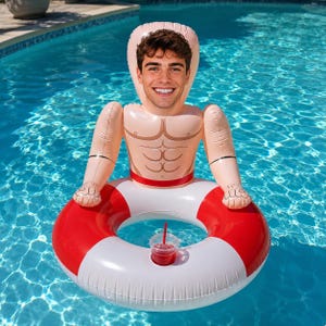 Pode incluir: Uma boia inflável para piscina com base de salva-vidas vermelha e branca e porta-copos integrado. A seção superior retrata um torso bronzeado com músculos abdominais definidos e um rosto humano sorridente no apoio de cabeça.