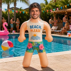 Può includere: Un salvagente gonfiabile a forma di persona con volto stampato, che indossa una canotta bianca con la scritta BEACH, PLEASE e un grafico solare, abbinata a un costume da bagno blu con motivo a foglie tropicali verdi e fiori di ibisco rosa.