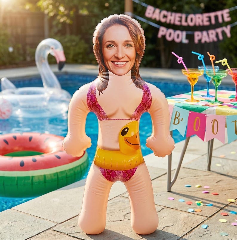 以下が含まれることがあります： 白い文字で「Welcome to our porch」と書かれた素朴な木製の看板。 荒れた仕上がりとシンプルなデザインで、屋外の装飾に最適です。