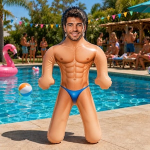 Peut inclure: Une bouée gonflable en forme de personne musclée au teint bronzé, portant un string bleu vif. La figurine présente un visage imprimé avec des cheveux foncés, une barbe, ainsi qu'un torse et des abdominaux définis, conçue pour la piscine.