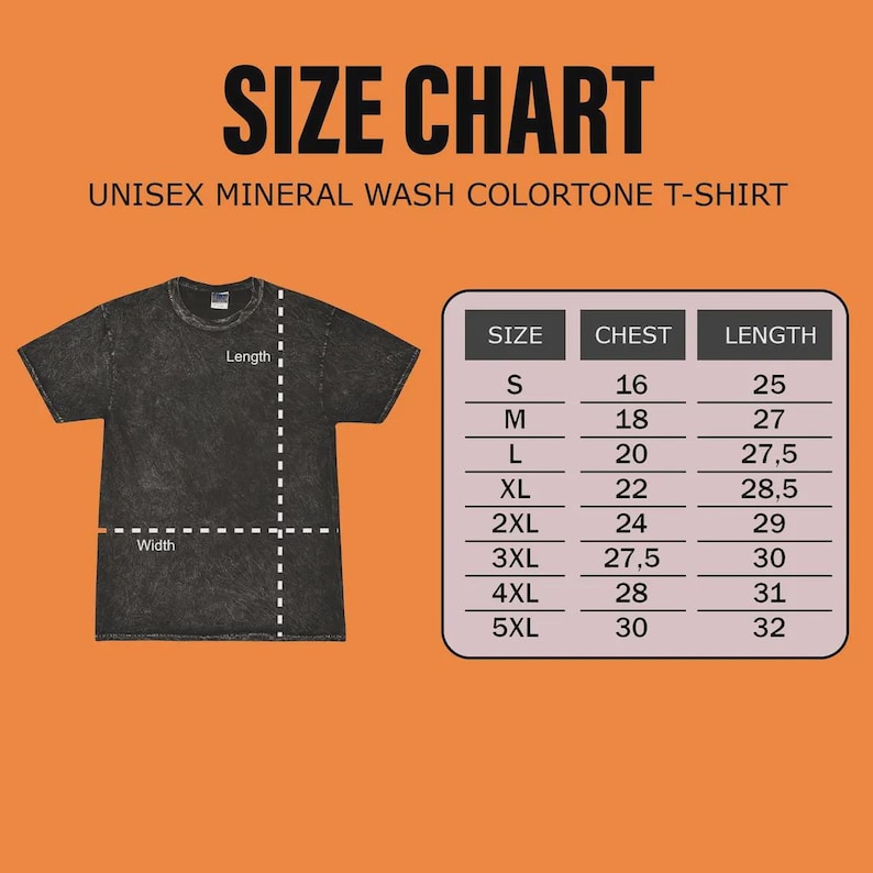Puede incluir: Tabla de tallas para una camiseta unisex colortone con lavado mineral. La tabla incluye medidas de pecho y largo en cm, desde la talla S hasta la 5XL. La camiseta es gris oscuro.