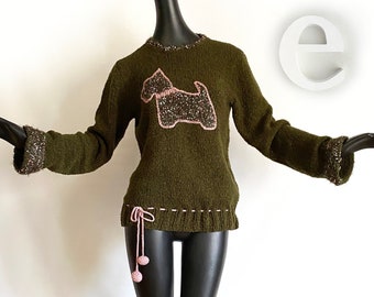 Handgefertigter Scottie Dog Novelty Pullover | | Handgestrickte Deep Avocado / Olivgrün Flieder Akzente & gehäkelte Dingle Kugel Kordelzug