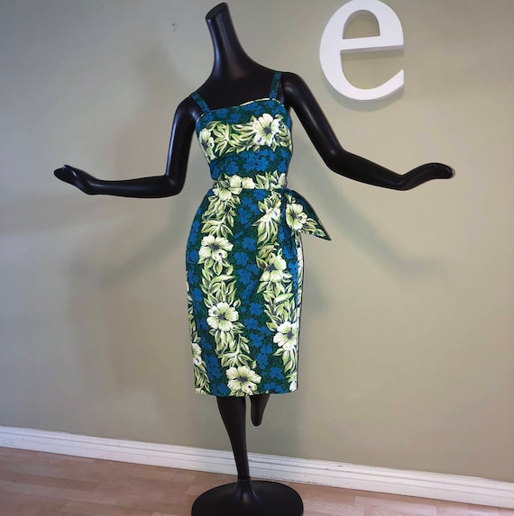Vintage 50er Jahre Rockabilly Sarong Kleid 1950s 1960s Hawaiian Wickel Tiki Bombe Pin Pin up Wiggle Kleid blau grün Baumwolle Hibiskus klein Vintage 50er Jahre Rockabilly Sarong Kleid 1950s 1960s Hawaiian Wickel Tiki Bombe Pin Pin up Wiggle Kleid blau grün Baumwolle Hibiskus klein