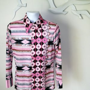 Peut inclure: Une chemise à manches longues à boutons avec un motif géométrique dans des tons de rose, noir, marron et gris.