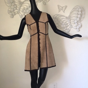 Hippie dippie Suede Leather Dress! Vintage 1970s Hippy Boho Festival Outfit has gorgeous suede leather panel front and rib knit back. Size M